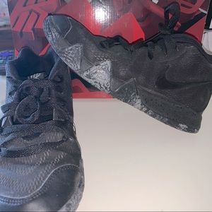 Kyrie 4 (PS) Black Youth NIKE Sneakers